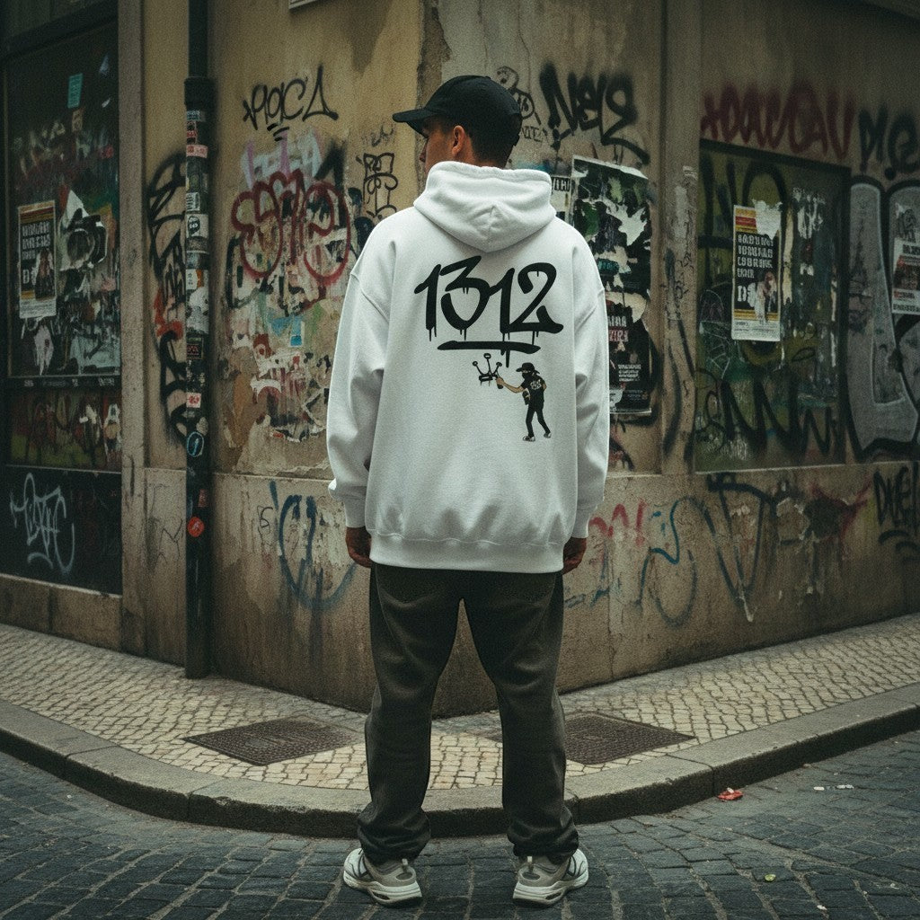 Homem de costas usa hoodie branco astredik com estampa 1312 em beco urbano com grafites