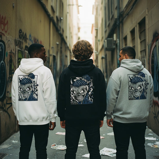 Três homens de costas vestindo hoodies astredik com estampa de caveira azul em beco urbano com grafite.