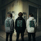 Três modelos de costas vestindo hoodies astredik com estampa gráfica de lata de spray azul em ambiente urbano.