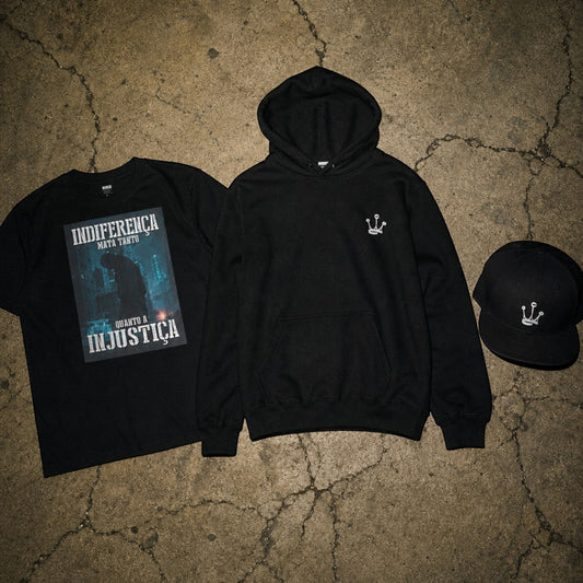 Pack astredik com t-shirt preta estampada, hoodie preto com coroa bordada e snapback preto sobre fundo de cimento.