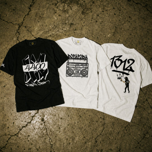Pack de três t-shirts astredik com estampados urbanos e graffiti, incluindo os designs 4400, Bofiofobia e 1312.
