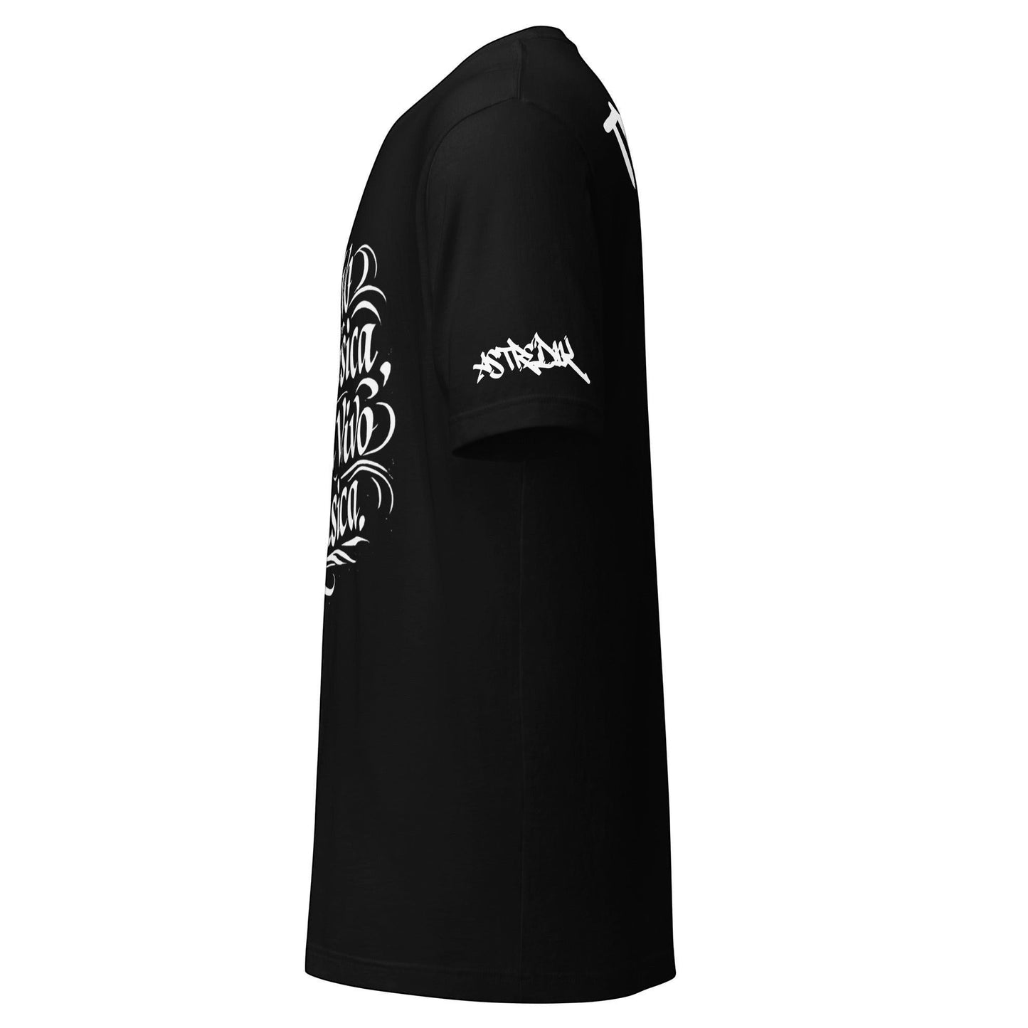 T-shirt preta de algodão premium da colaboração astredik × trevu com design gráfico em branco na manga e lateral