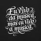 Detalhe de t-shirt preta astredik com lettering branco em caligrafia artística da colaboração com o artista TREVU