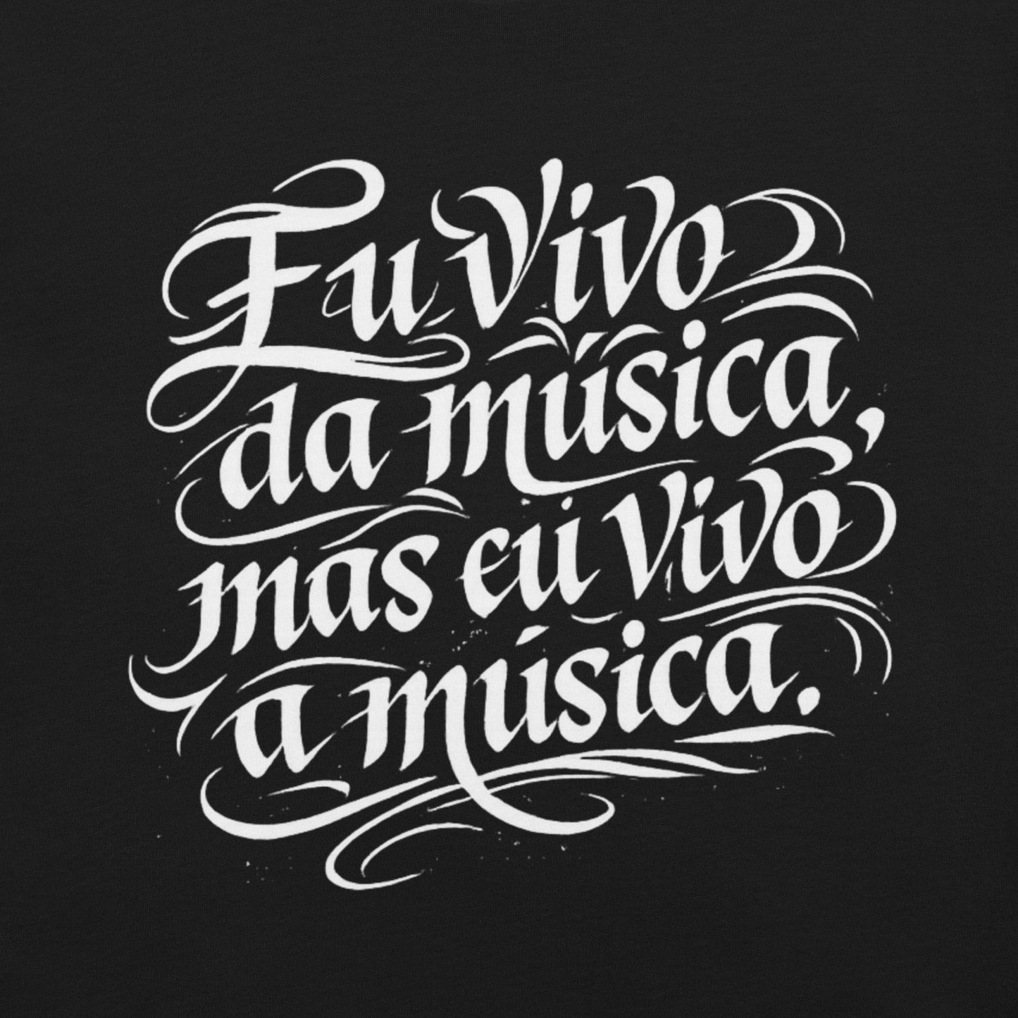 Detalhe de t-shirt preta astredik com lettering branco em caligrafia artística da colaboração com o artista TREVU