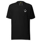 T-shirt "Não te julgues mais homem do que eu porque tens mais views" "Não te julgues mais homem do que eu porque tens mais views."Frase de Phoenix RDC que transforma esta t-shirt numa crítica afiada à cultura do ego digital. O palco vazio estampado no pei
