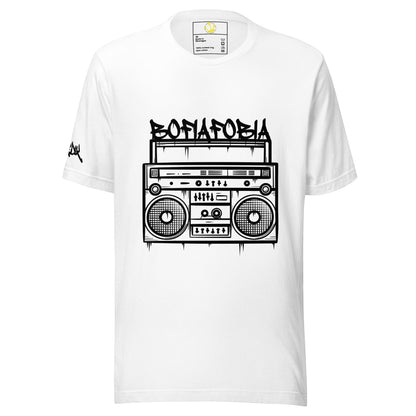T-shirt Bofiafobia Mais do que vestir, é tomar posição.Inspirada na icónica música dos Dealema, a Bofiofobia é uma peça de confronto — uma resposta direta à opressão e à brutalidade policial. Não é só moda urbana: é uma bandeira vestível. Porquê escolher